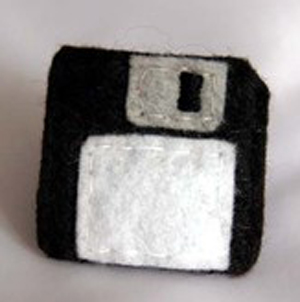 Broche de fieltro o clip de pelo frikiy geek con forma de un disquette de tres y medio retro
