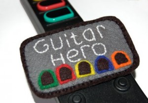Original Broche de fieltro friki con motivos del videojuego Guitar Hero