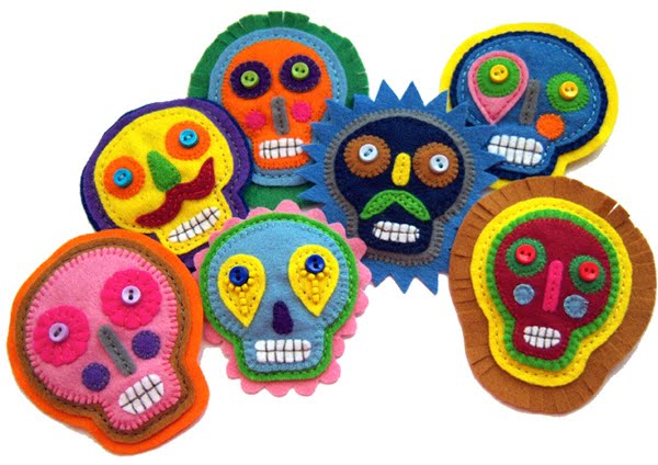 Broches de Fieltro con forma de calaveras de colores para El Día de los Muertos