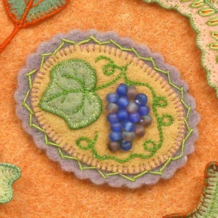 Broche de fieltro ovalado de otoño con racimo de uvas