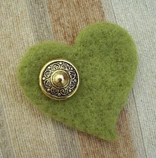 Broche de feltro vintage con un corazón verde y un boton