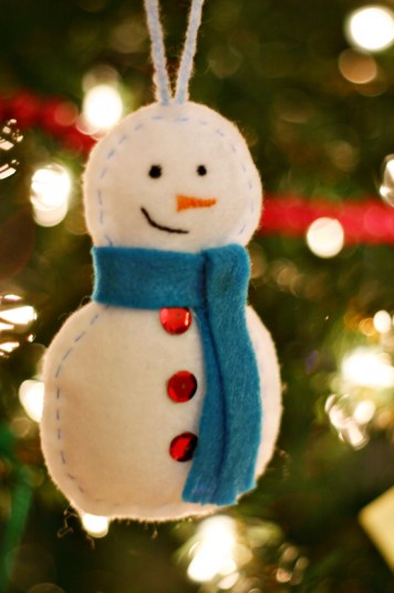 Adorno de fieltro para árbol de Navidad con forma de muñeco de nieve