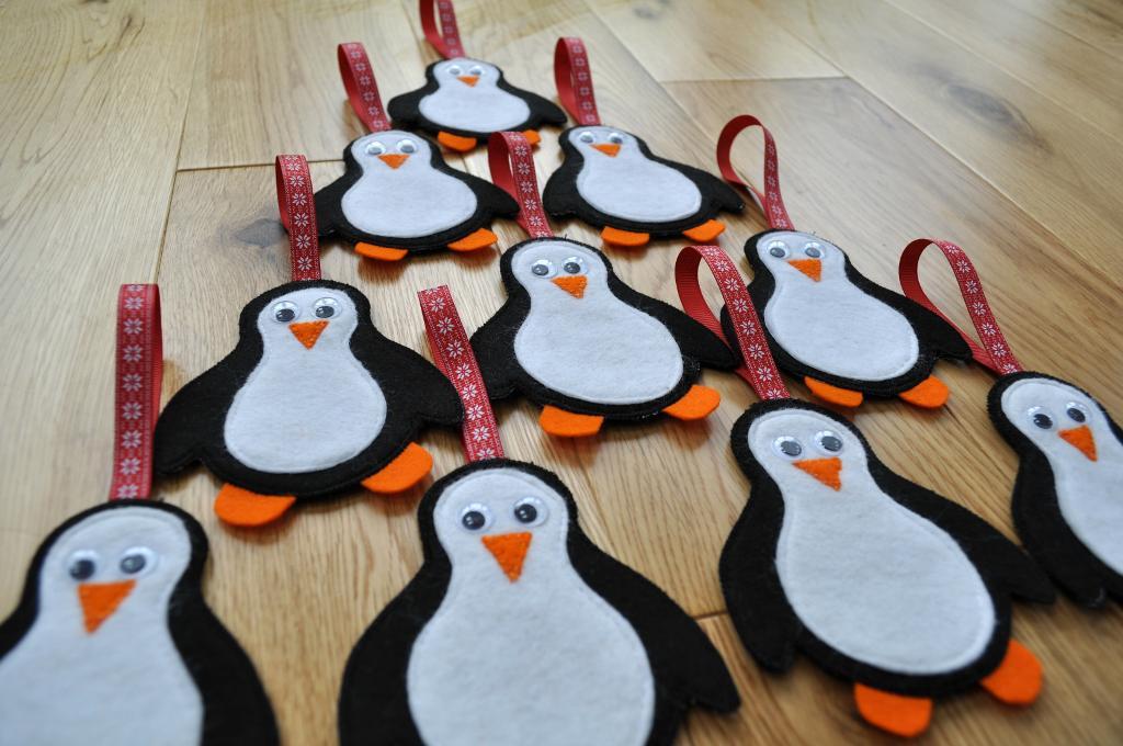 Pingüino de fieltro como adorno para Navidad