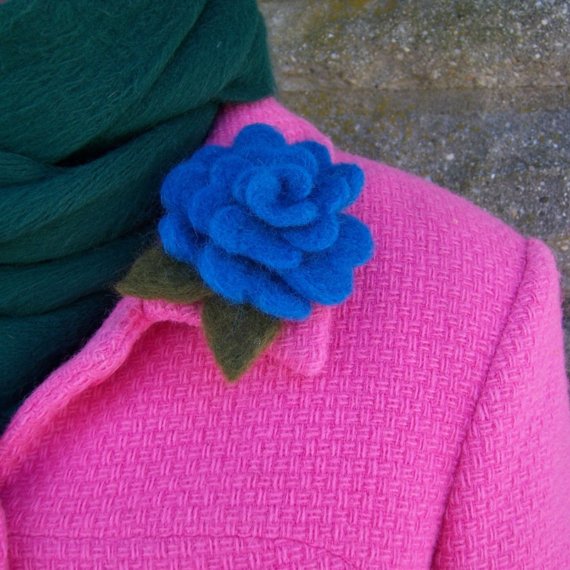 Rosa azul, broche de fieltro invierno