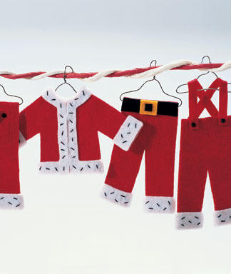 Adorno de fieltro Navidad con la ropa de Santa Claus colgada de un armario