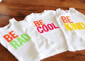 Camisetas con letras en fieltro, Be Cool, Be Kind - Broches de Fieltro