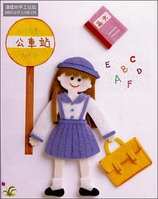 Muñeca de fieltro, niña con uniforme japonés de colegio