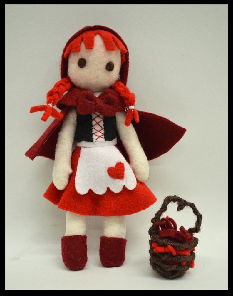 Muñeca Caperucita Roja hecha de fieltro