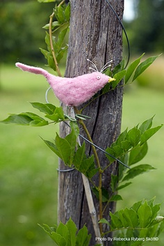 Pájaro de fieltro parecido a Ave del Paraíso para decorar jardín