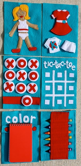 Un tablero en fieltro con muñecas, juegos y fundas para colocar las libretas y lápices
