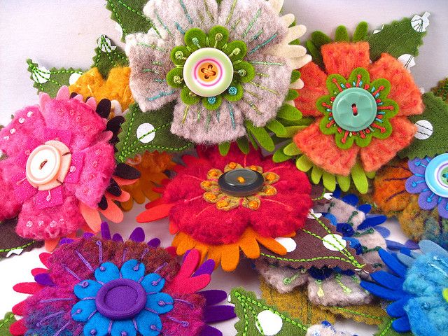 Ideas de broches de fieltro con botones y lentejuelas con forma de flor