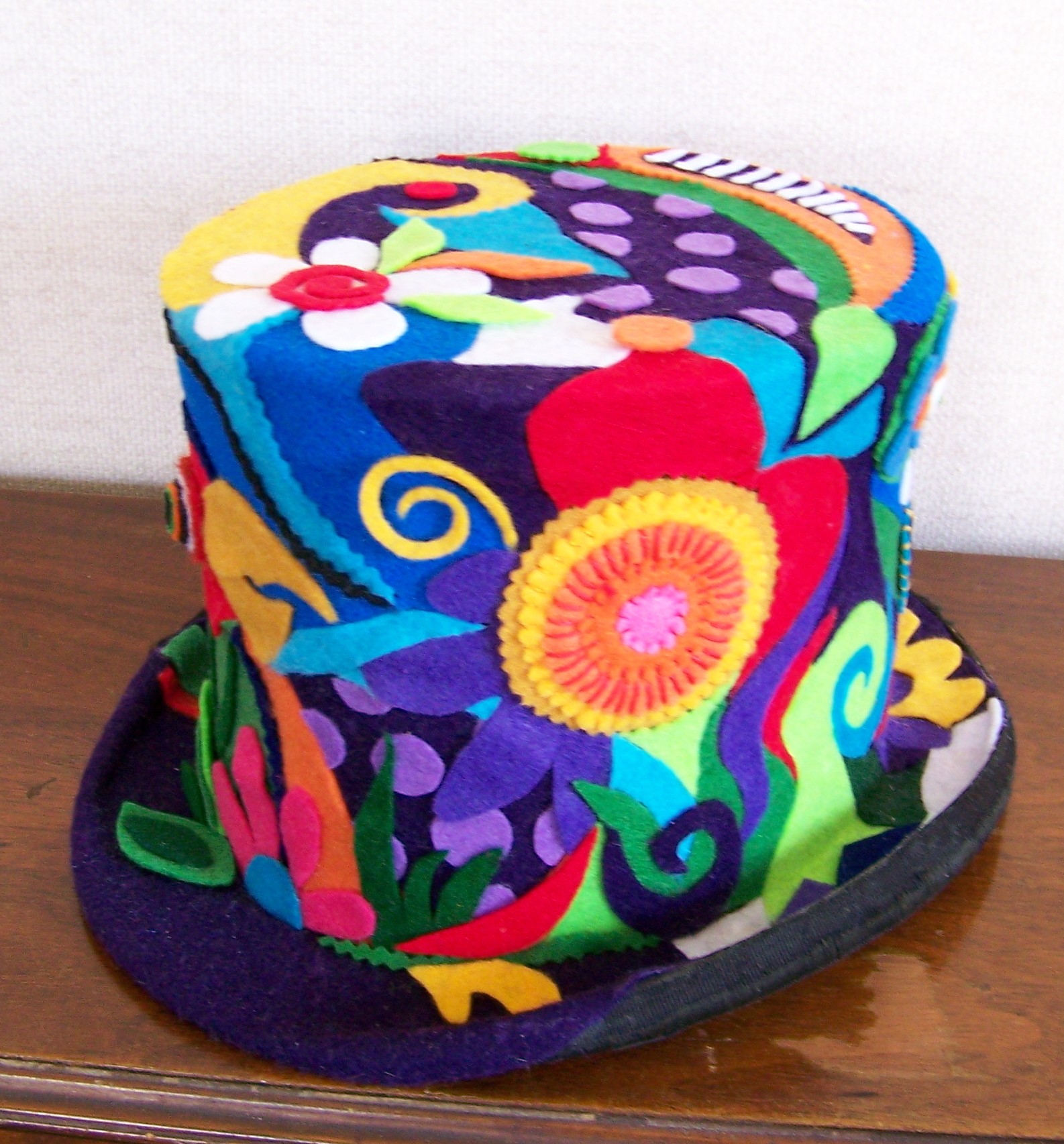Sombrero de copa decorado con formas de fieltro