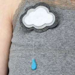 Broche de fieltro con una nube y una gota de lluvia
