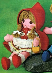 Muñeca caperucita roja hecha de  fieltro, tela y lana