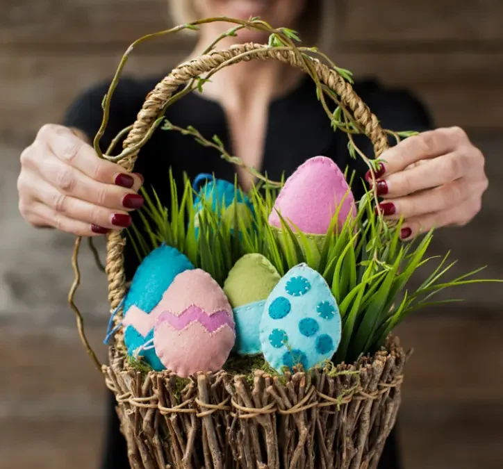 Cesta con huevos de Pascua de fieltro